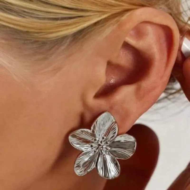Aretes flor plateada
