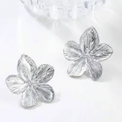Aretes flor plateada