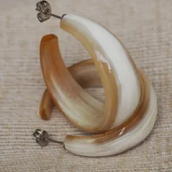 Aros beige y blancos