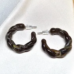Aros marrón oscuro irregulares