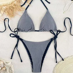 Bikini azul de rayas blancas