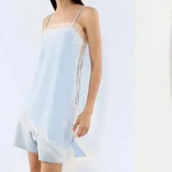 Blusa azul con diseño de encaje
