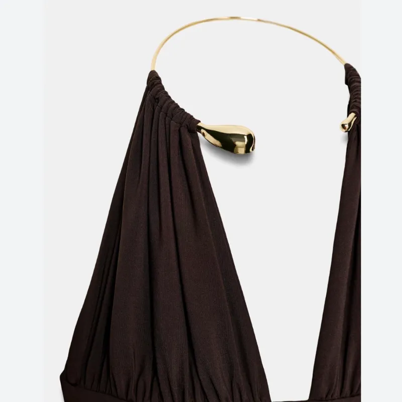 Blusa con accesorio dorado