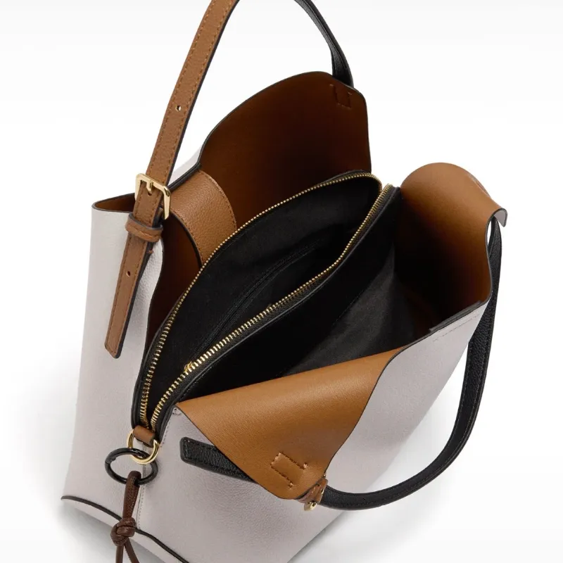 Bolso blanco doble asa con accesorio 