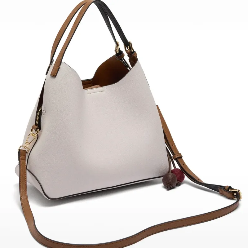 Bolso blanco doble asa con accesorio 