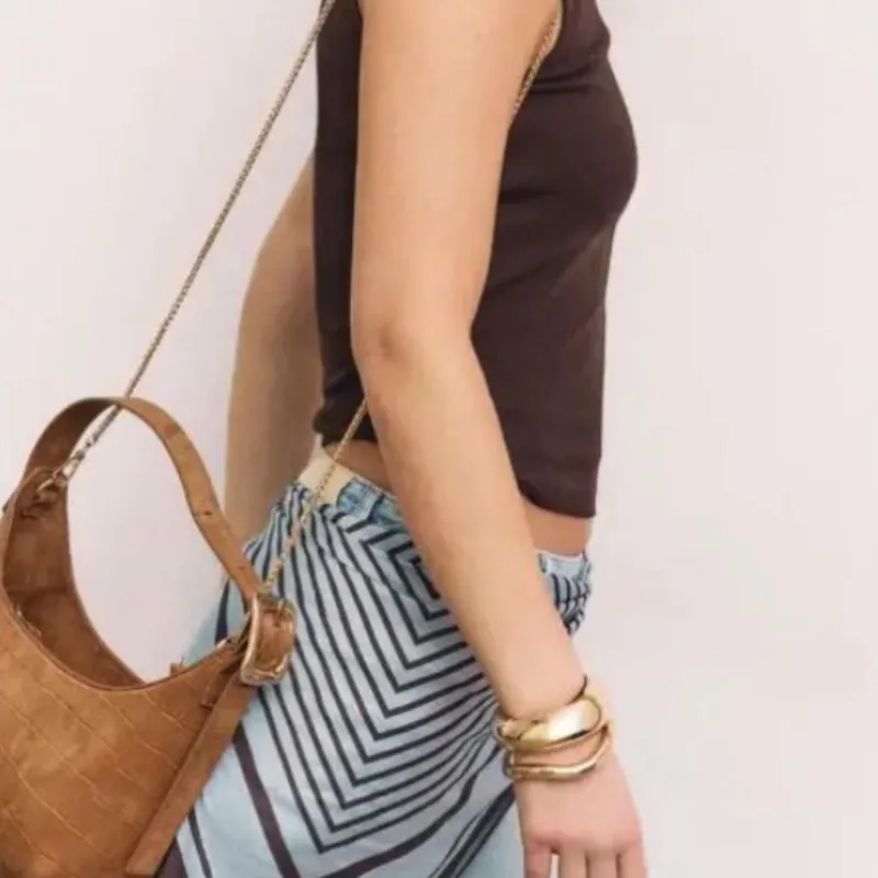 Bolso carmelita con cadena dorada