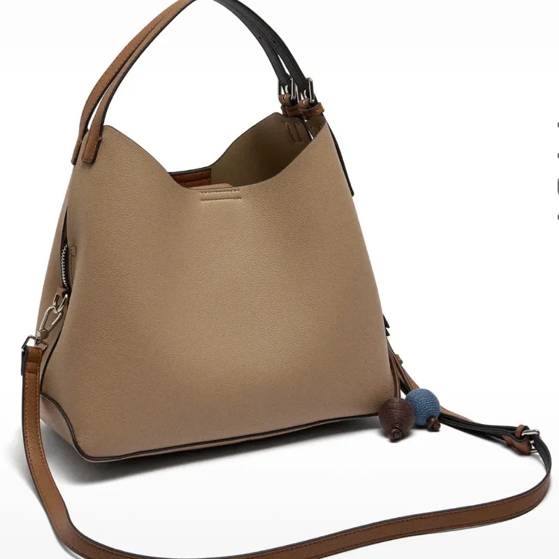 Bolso chocolate doble asa con accesorio 