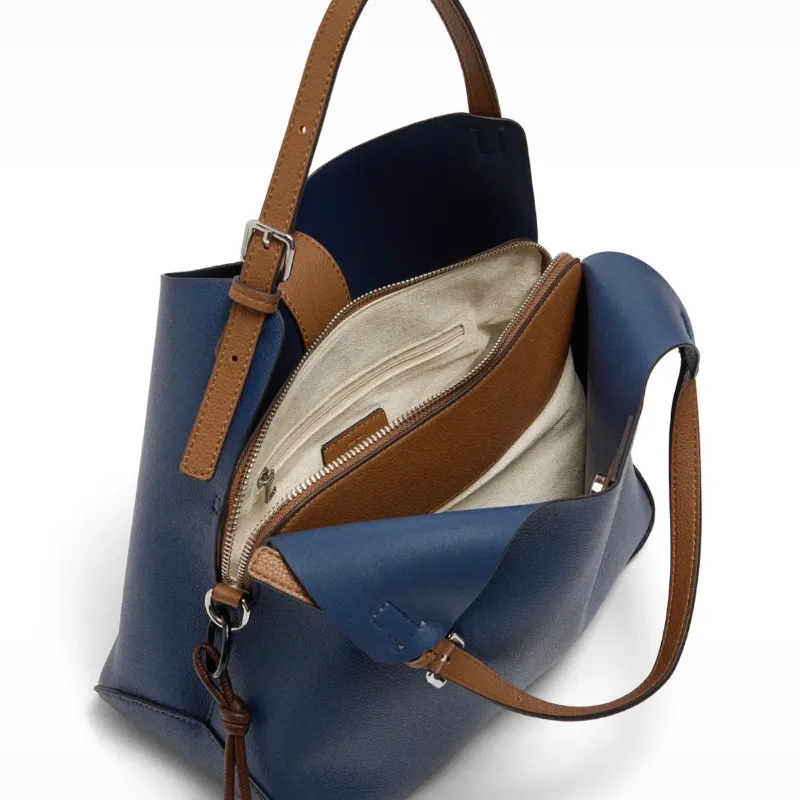 Bolso azul marino doble asa con accesorio 