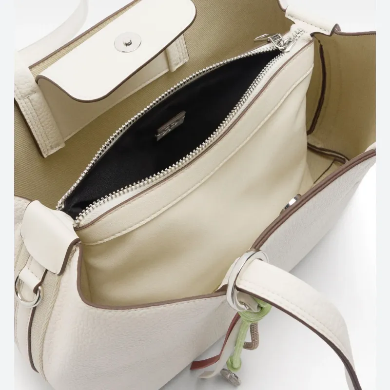 Bolso crema con accesorio
