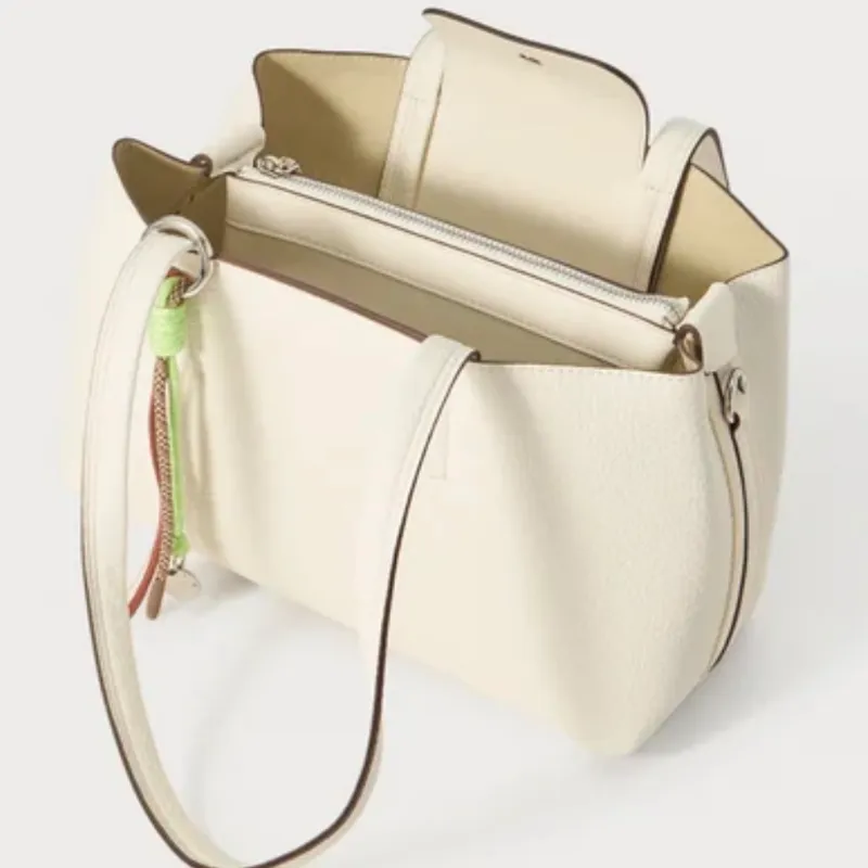 Bolso crema con accesorio
