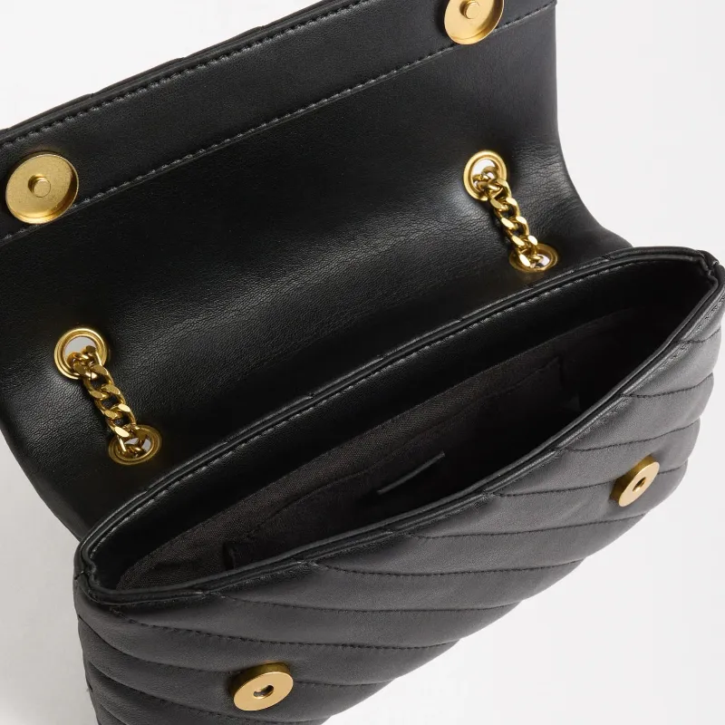 Bolso negro asa dorada 
