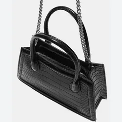 Bolso negro con cadena