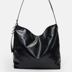 Bolso negro de material