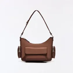 Bolso pequeño marrón con bolsillos