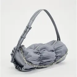 Bolso satinado y fruncido 