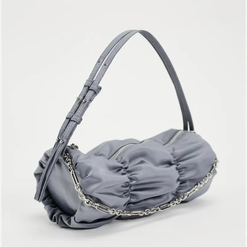 Bolso satinado y fruncido 