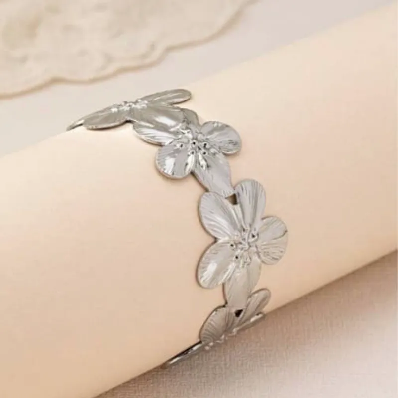 Brazalete de flores plateadas 