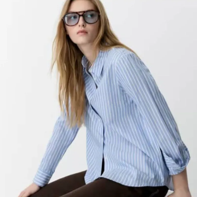Camisa azul de rayas blancas