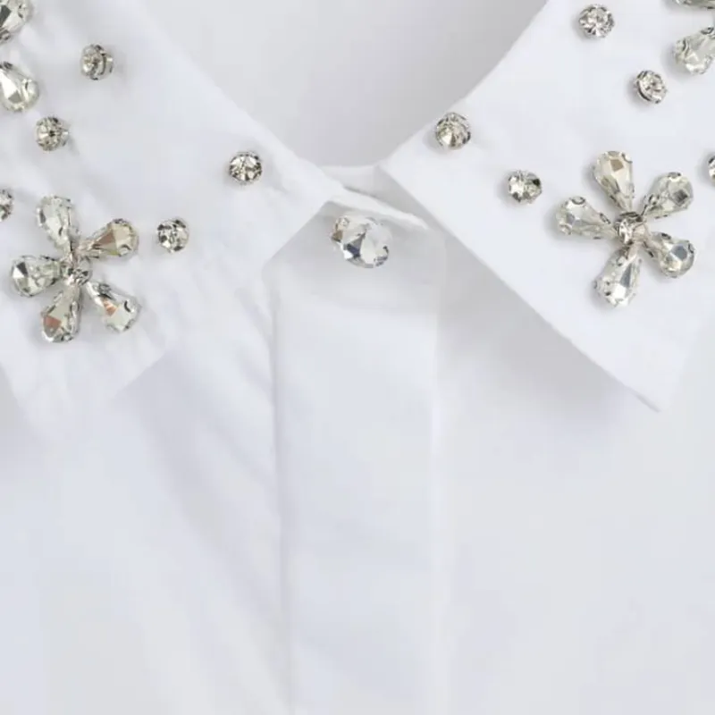 Camisa blanca con accesorios