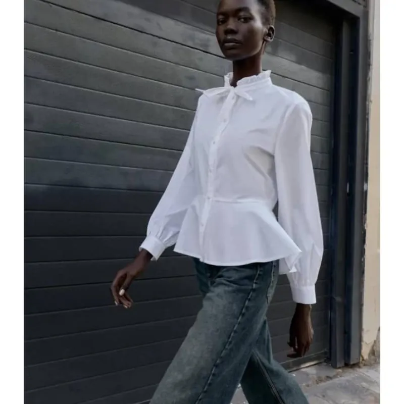 Camisa blanca de vuelos 