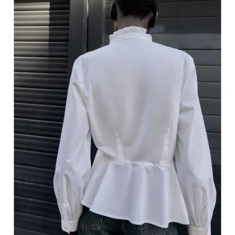 Camisa blanca de vuelos 