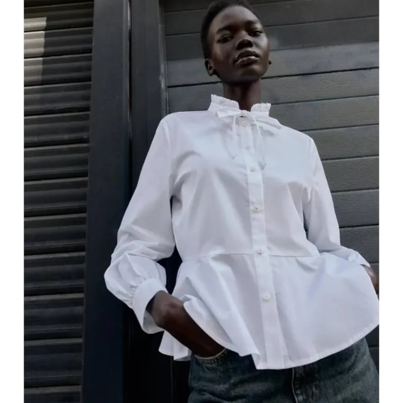 Camisa blanca de vuelos 