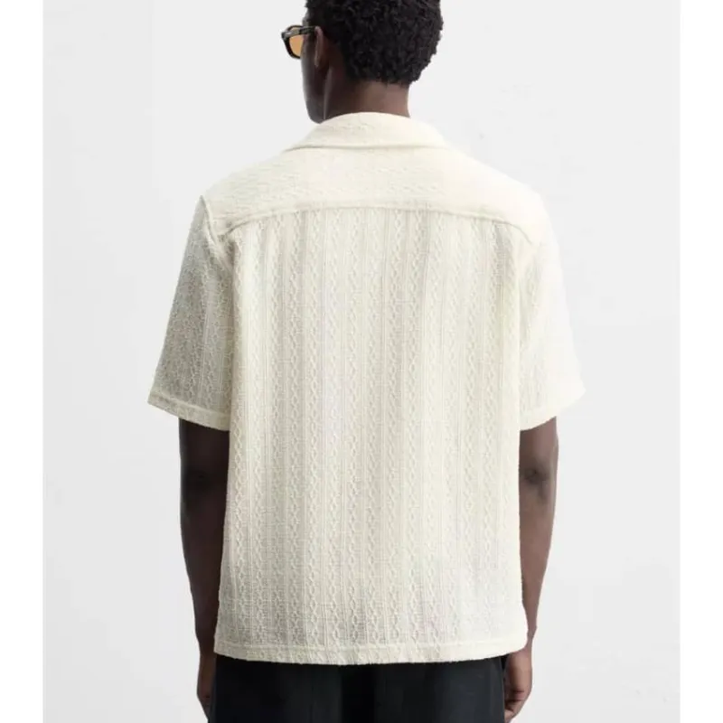 Camisa crema con patrón