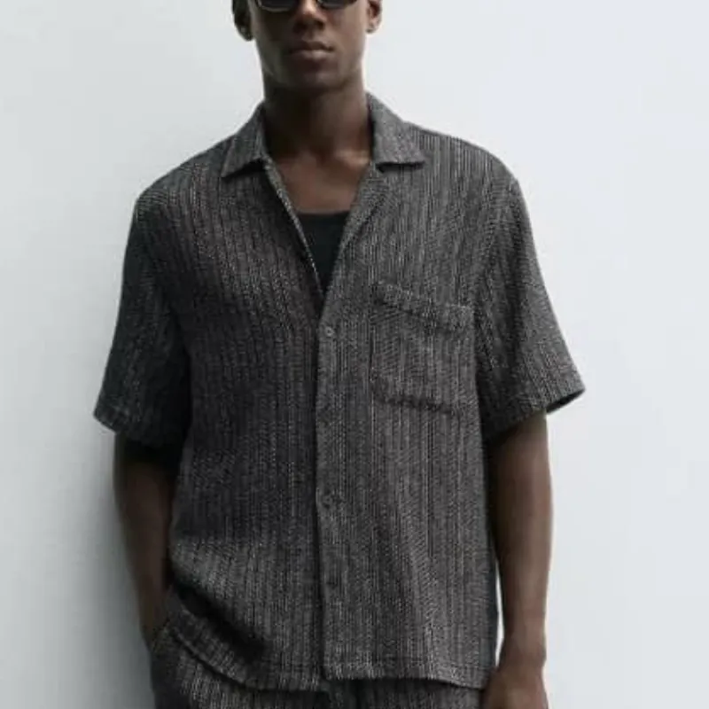 Camisa negra con patrón