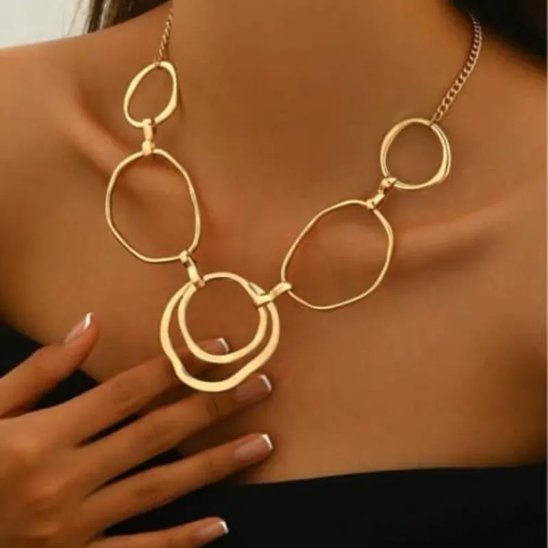 Collar de aros dorados