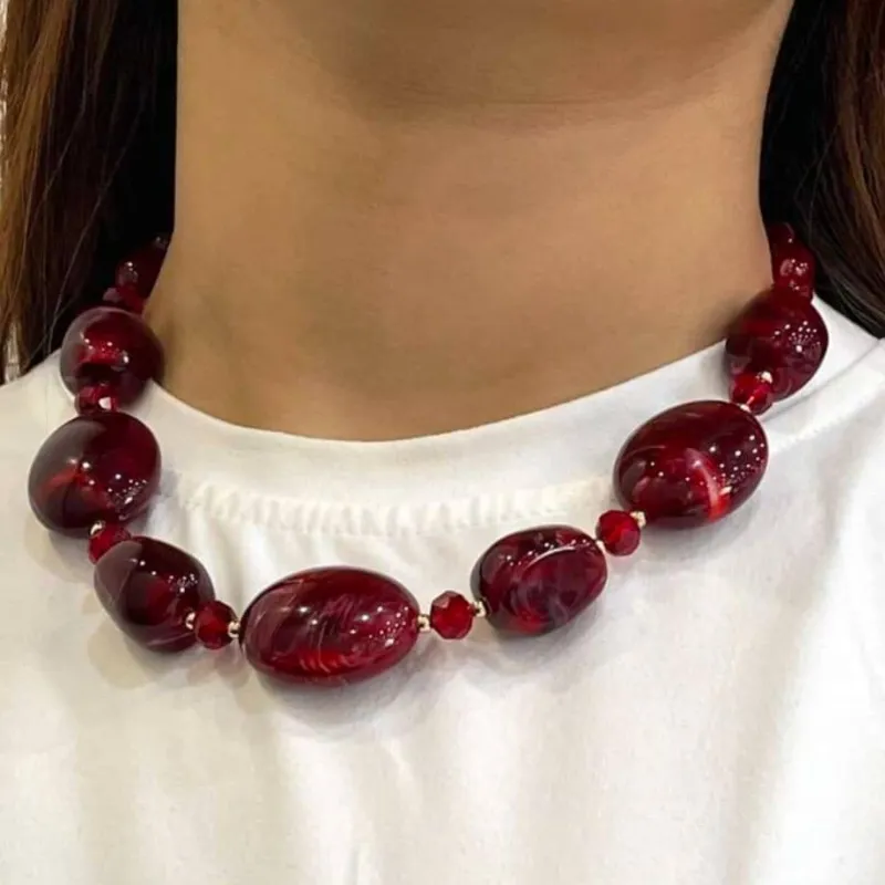 Collar rojo de perlas grandes y pequeñas