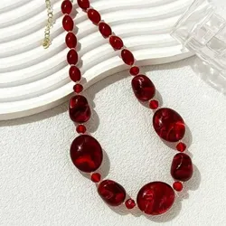 Collar rojo de perlas grandes y pequeñas