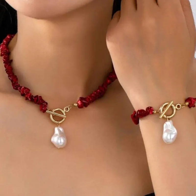Collar y pulso rojos