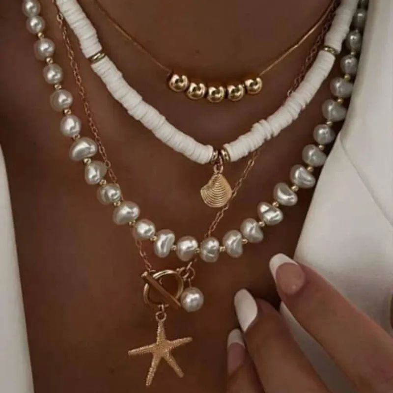 Conjunto de collares blanco y dorado