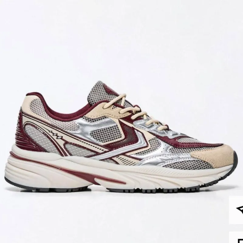 Deportivas rayas rojas