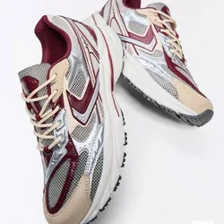 Deportivas rayas rojas
