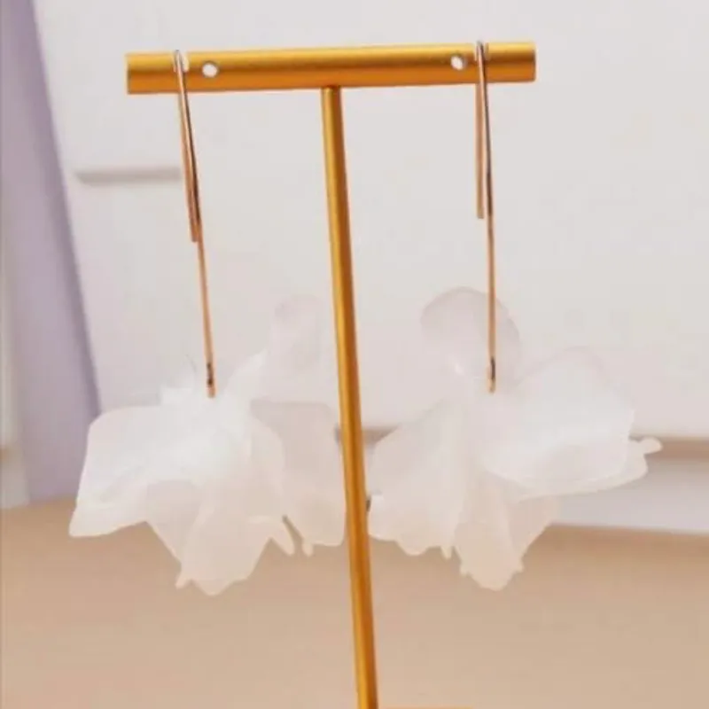Flor blanca tallo dorado 