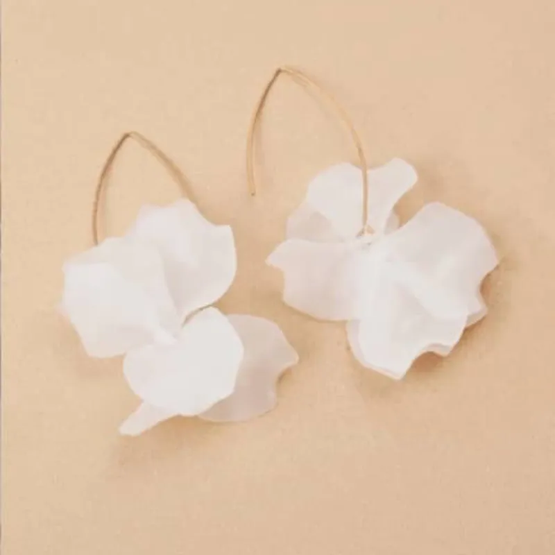 Flor blanca tallo dorado 