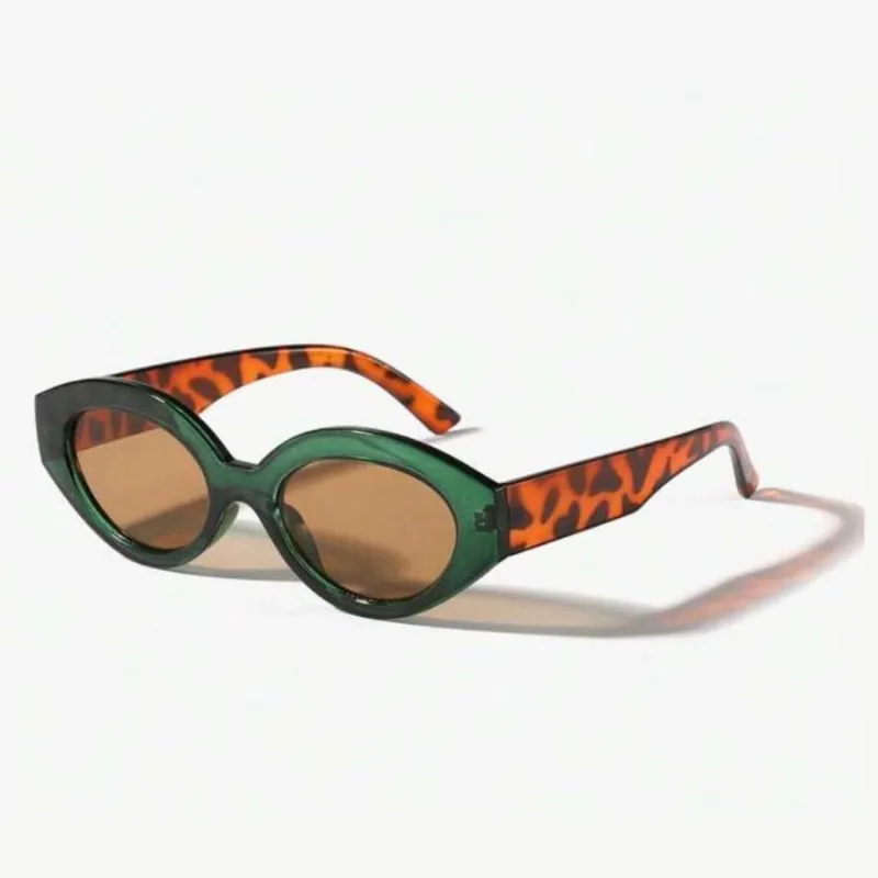 Gafas verdes y animal print