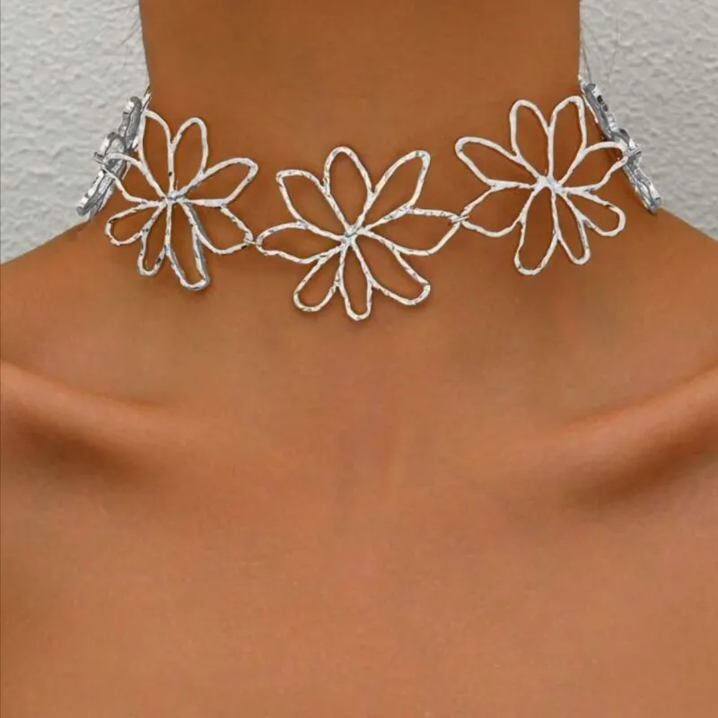 Collar ajustado flores plateado 