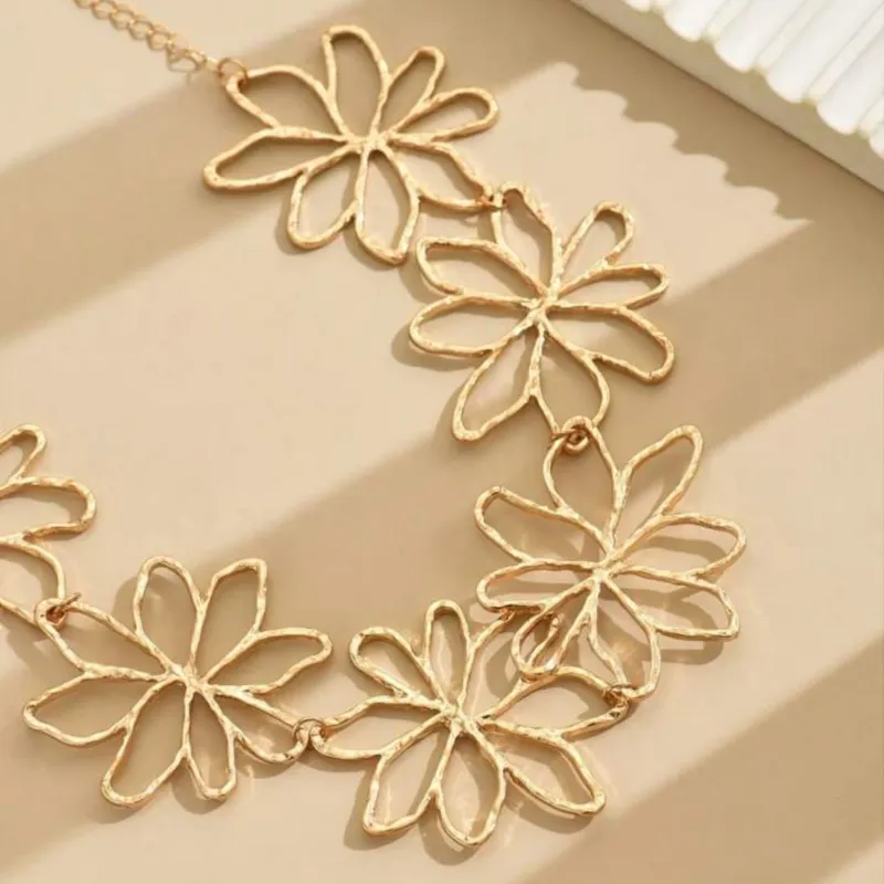 Collar flor ajustado dorado 