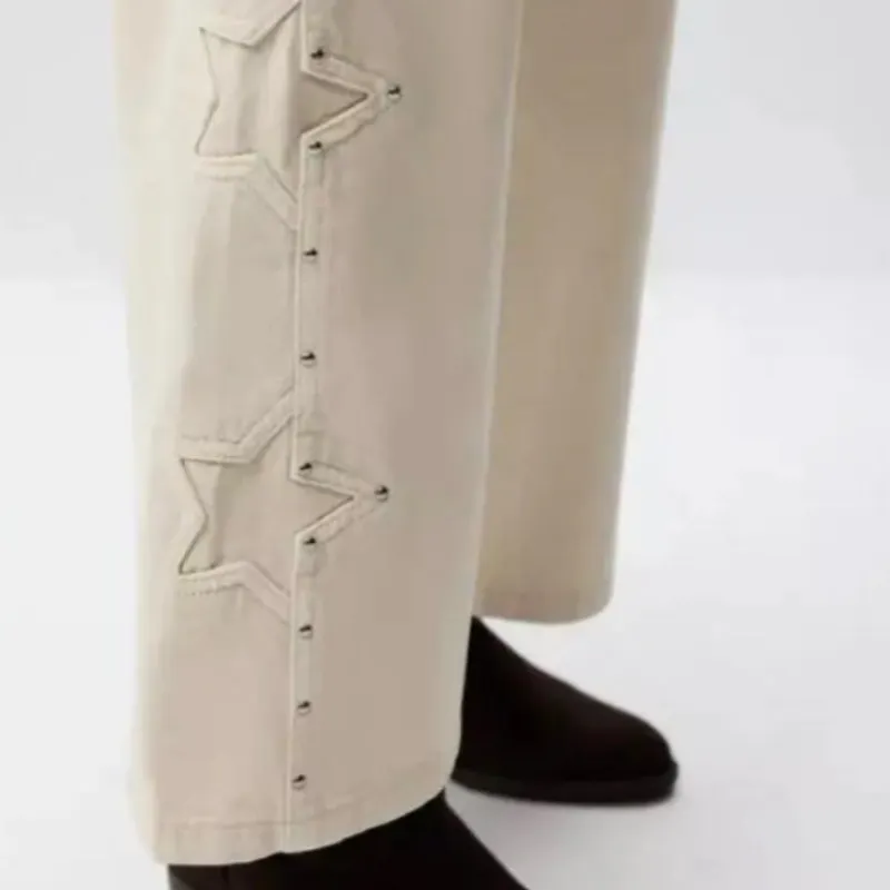 Pantalón beige con diseño de estrella