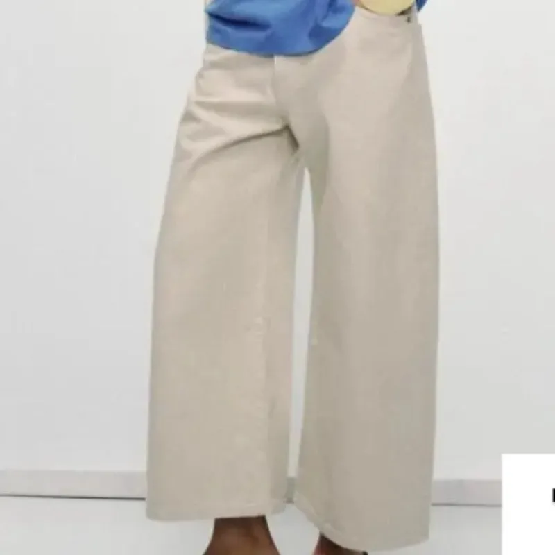 Pantalón beige corto