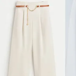 Pantalón blanco con cinto marrón con cadena