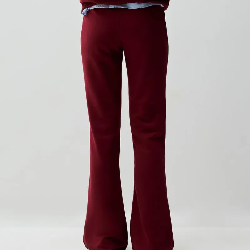 Pantalón chándal flaire cereza 