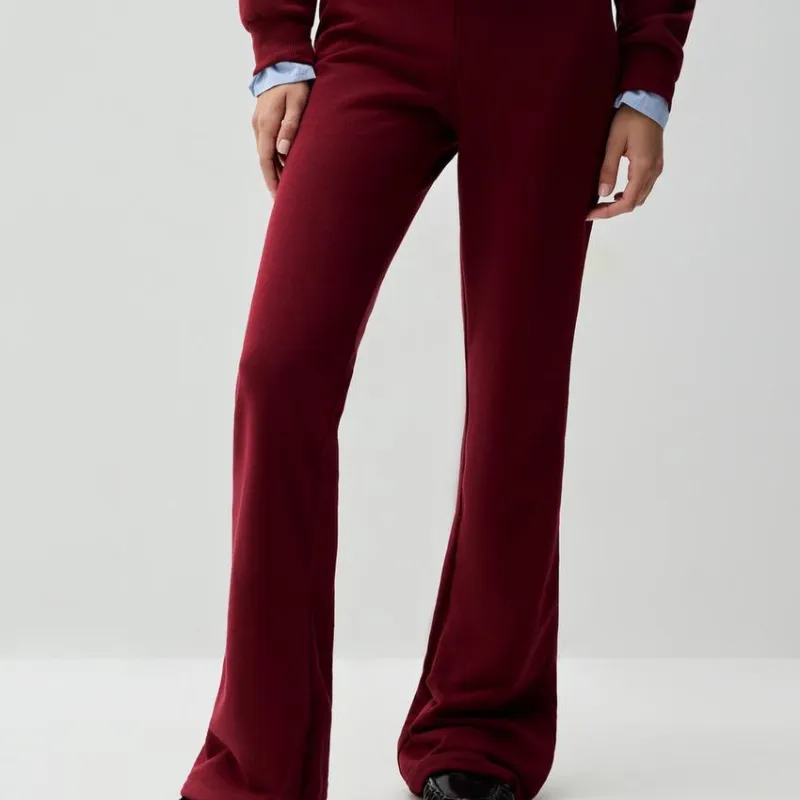 Pantalón chándal flaire cereza 