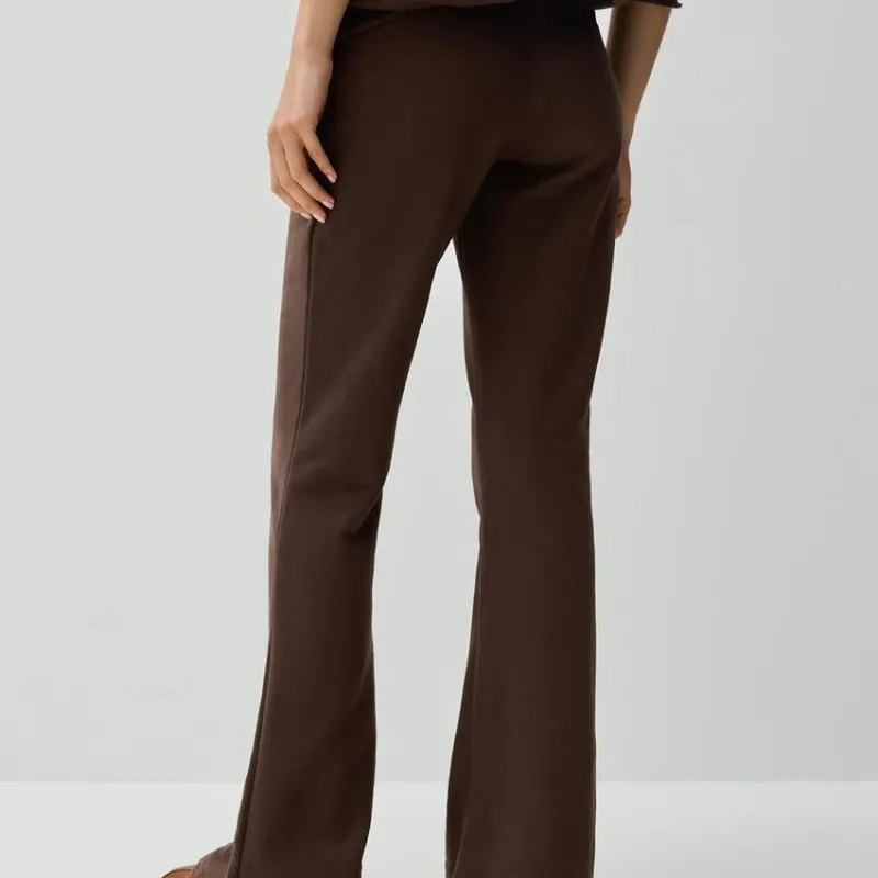 Pantalón chándal flaire marrón 