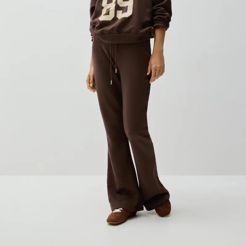 Pantalón chándal flaire marrón 