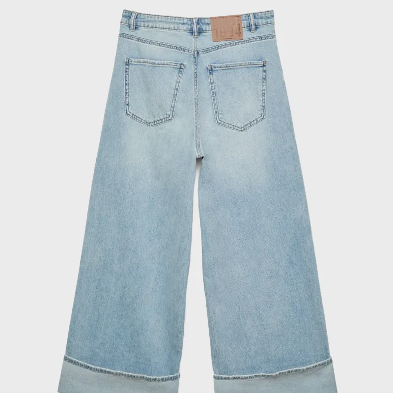Pantalón dobladillo debajo 