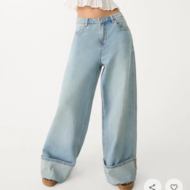 Pantalón dobladillo debajo 