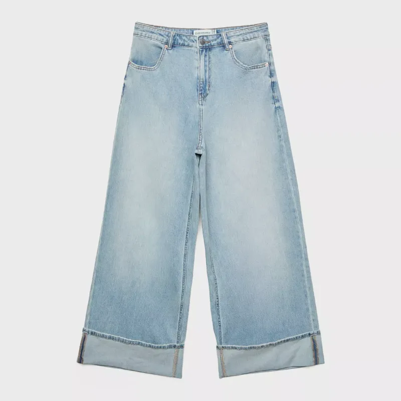 Pantalón dobladillo debajo 
